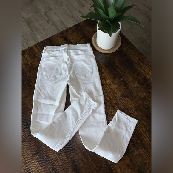 Abercrombie White High-Waisted Jeans - Picture 6 of 7